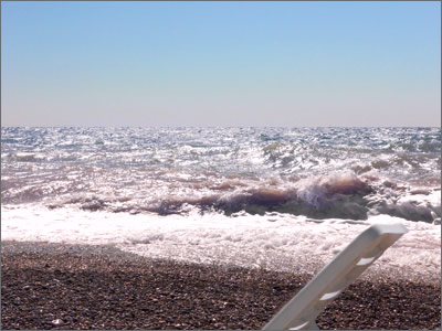 Шезлонг на пляже базы отдыха Любоморье